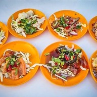 ซุปเปอร์ยำ ยำทุกอย่าง 20 บาท ตลาดนัดเลียบด่วนรามอินทรา