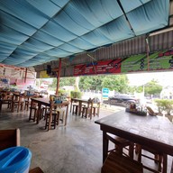 บรรยากาศ ก๋วยเตี๋ยววัดดงมูลเหล็ก กาญจนบุรี