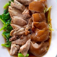 เฮียวัฒน์ ขาหมูซิ่ง ข้าวขาหมู หอมสมุนไพร รามคำแหง 166 แยก 4