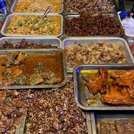 ข้าวเหนียวหมูเอลวิส ตลาดล่าง ท่ารถเมล์ขาว