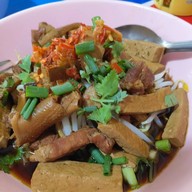 ร้านก๋วยเตี๋ยวครูต้อย
