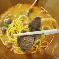 เมนูของร้าน น้ำเงี้ยวป้าสุข ก๋วยเตี๋ยว 12 ปันนา สีลม