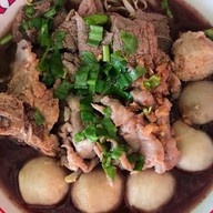 ร้านก้วยเตี๋ยวโกเด้ง โฮเด้งใส่ใจ Nutch นาดี หมู่ 4