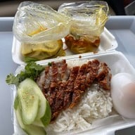 กินกัน ข้าวหมูย่าง( เส้นแซ่บ) ถนนนางลิ้นจี่