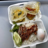 กินกัน ข้าวหมูย่าง( เส้นแซ่บ) ถนนนางลิ้นจี่