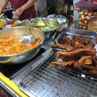 กินกัน ข้าวหมูย่าง( เส้นแซ่บ) ถนนนางลิ้นจี่