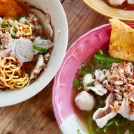 ก๋วยเตี๋ยวเก๊าสะเดา สันติธรรม