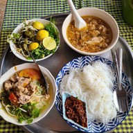 ขนมจีนป้าดา เจ้าเก่าหลังนารีรัตน์ ประตูชัย