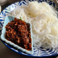 ขนมจีนป้าดา เจ้าเก่าหลังนารีรัตน์ ประตูชัย