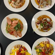 YUM SAY YES ตลาดโต้รุ่ง
