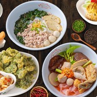 เย็นตาโฟเครื่องทรงโดย อ.มัลลิการ์ ปตท. พระราม 2