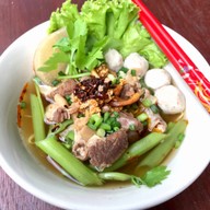 ก้วง เป็ดย่าง ซี่โครงหมูย่าง ครุใน ไนซ์ มาร์เก็ต