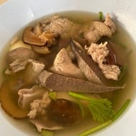 เมนูของร้าน ศรีชลเกาเหลาเลือดหมู