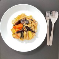 ข้าวไข่ข้น/กะเพรา & ผัดหมี่ซั่ว by Room C_19