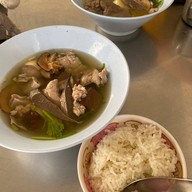 เมนูของร้าน ศรีชลเกาเหลาเลือดหมู