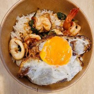 คุณนายผลไม้สดกับนายหมีผัดกะเพรา