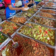 ร้านกะเพรา ริมทาง ถนนพุทธสาคร