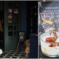 หน้าร้าน MIDDLE MAN roastery & coffee NARATHIWAT