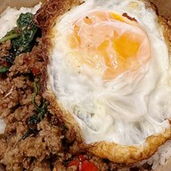 คุณนายผลไม้สดกับนายหมีผัดกะเพรา