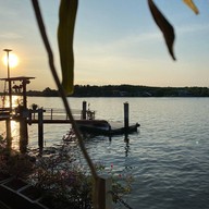 บ้านพักริมน้ำศิริพร บางตะบูน