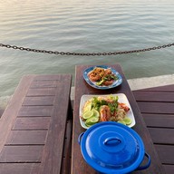 บ้านพักริมน้ำศิริพร บางตะบูน