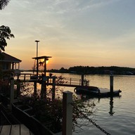 บ้านพักริมน้ำศิริพร บางตะบูน