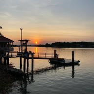 บ้านพักริมน้ำศิริพร บางตะบูน