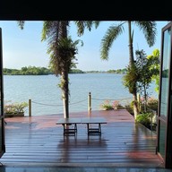 บ้านพักริมน้ำศิริพร บางตะบูน