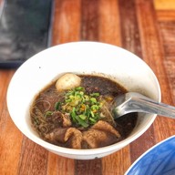 เมนูของร้าน ก๋วยเตี๋ยวเรือยกพลขึ้นบก  โคราช