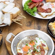 คุณเพ็ญอาหารเช้า(โจ๊ก ปาท่องโก๋เจ้าเก่าสงขลา) ใต้ถุนบ้าน