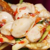 ยำมะม่วงปูม้า  ยำมาม่าหมูสับ ยำวุ้นเส้นหมูสับ  เขียวโซดา แดงโซดา น้ำผึ้งมะนาว เป็นต้น เจ้าเจ็ด