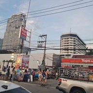 หน้าร้าน ลุงบอยป้ารัตน์ หอยนางรมสด พัทยา หาดจอมเทียน