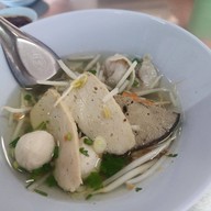 เมนูของร้าน ก๋วยเตี๋ยวลูกชิ้นปลานายหอย