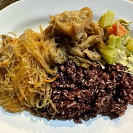 กินผัก  Kinphak  (Cmu Vegan) กินผัก สันติธรรม