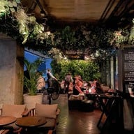 Scarlett Wine Bar & Restaurant โรงแรมพูลแมน จี สีลม