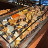 Scarlett Wine Bar & Restaurant โรงแรมพูลแมน จี สีลม