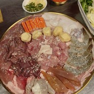 เต็นท์แดงหมูกระทะ