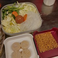 เต็นท์แดงหมูกระทะ