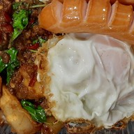 หมูทอดลุงบ๊อบกะเพราพริกแห้ง