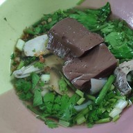 ร่มฉัตร ต้มเลือดหมู