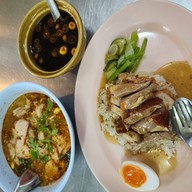 เมนูของร้าน เป็ดย่างนายตี๋