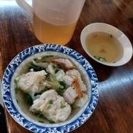 ก๋วยเตี๋ยวต้มยำหมูเด้ง  ข้าวหมูแดง บะหมี่เกี๊ยว จงเจริญ เกษตร