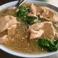 เมนูของร้าน ราดหน้ายอดผักนายเคี้ยงเอ็มไพร์ พญาไท 3