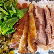 เมนูของร้าน ข้าวมันไก่ ข้าวขาหมู อาหารตามสั่ง
