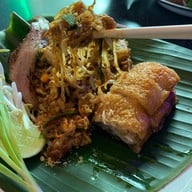 ผัดไทยไฟทะลุ (Pad Thai Fai Ta Lu) ถนนดินสอ