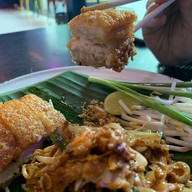 ผัดไทยไฟทะลุ (Pad Thai Fai Ta Lu) ถนนดินสอ