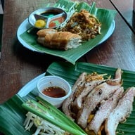 ผัดไทยไฟทะลุ (Pad Thai Fai Ta Lu) ถนนดินสอ