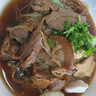 "ฉั่ว" ก๋วยเตี๋ยวเนื้อ-หมูตุ๋น (ราชวัตร)