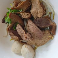 "ฉั่ว" ก๋วยเตี๋ยวเนื้อ-หมูตุ๋น (ราชวัตร)