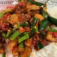 กะเพราสุริยา ตลาดท่าพระรุ่งเรือง